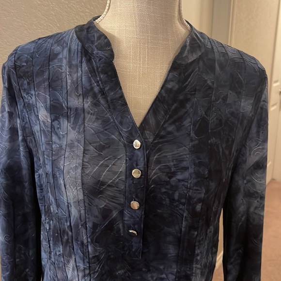 Women’s Established 1962 Textured Tie Dye Blouse Size Medium - Picture 2 of 8